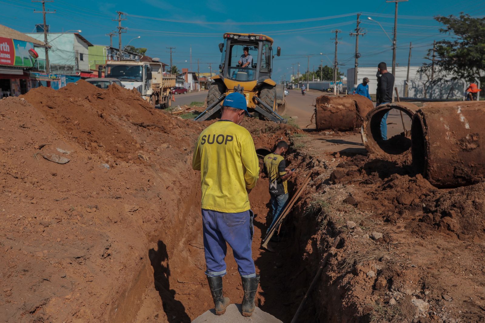 Serviço de drenagem em execução